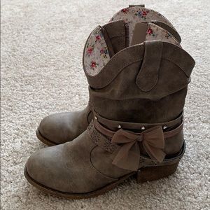 Girls boots